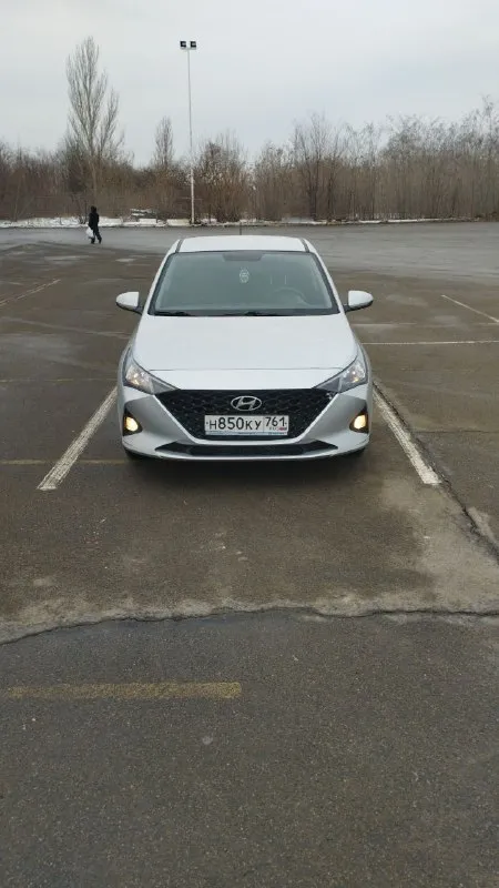 Hyundai solaris 1.6 2021. пробег 97000. ничего делать не нужно. полностью обслужена. езжу на ней сейчас. акпп. катализатор отшит, прошита. . не такси. без дтп, стекла + окрас родное все, мотор шепчет, ходовая очень мягкая и приятная. цена 1530000 ( небольшой торг ) +79493678419 - фотография - 4