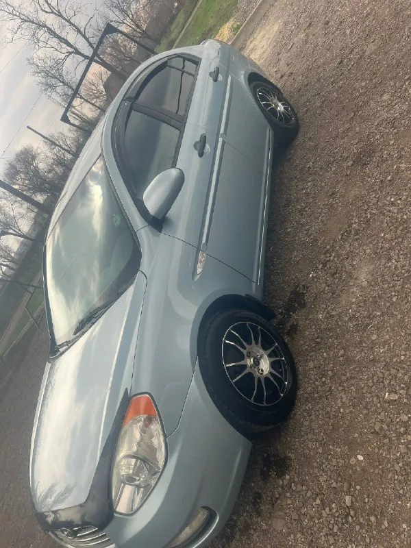 Продам hyundai accent 2007 года. машина в хорошем состоянии делать ничего не нужно. двигатель 1.4 16v, бензин работает отлично не дымит, масло не ест. за автомобиль не стыдно, пробег 155 тысяч. за машину не стыдно, ездила девушка. цена 650.000 тысяч. кому интересно звоните. +79494362173. стоит хорошая музыка, солон тоже в отличном состоянии. два комплекта резины лето/зима. 📞 звоните: +7(949)4362173 - фотография - 2