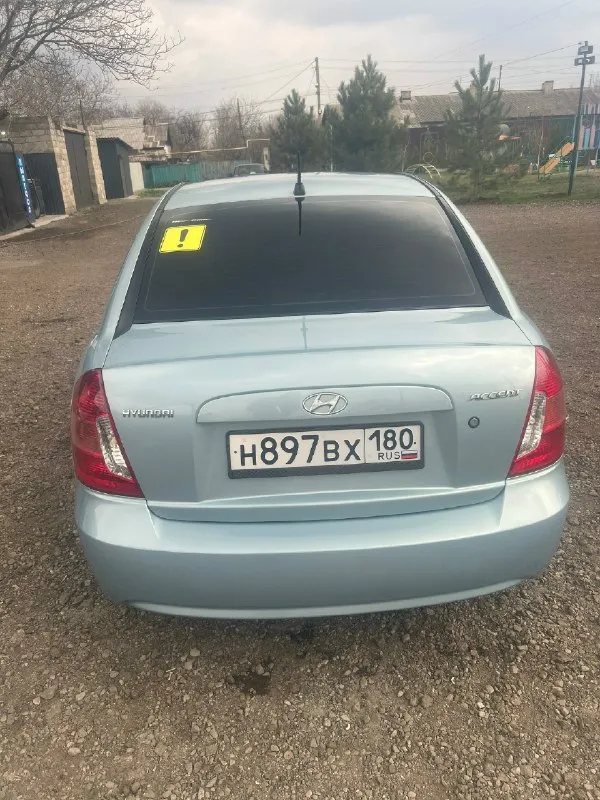 Продам hyundai accent 2007 года. машина в хорошем состоянии делать ничего не нужно. двигатель 1.4 16v, бензин работает отлично не дымит, масло не ест. за автомобиль не стыдно, пробег 155 тысяч. за машину не стыдно, ездила девушка. цена 650.000 тысяч. кому интересно звоните. +79494362173. стоит хорошая музыка, солон тоже в отличном состоянии. два комплекта резины лето/зима. 📞 звоните: +7(949)4362173 - фотография - 4