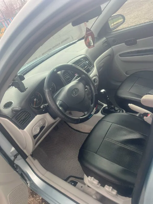 Продам hyundai accent 2007 года. машина в хорошем состоянии делать ничего не нужно. двигатель 1.4 16v, бензин работает отлично не дымит, масло не ест. за автомобиль не стыдно, пробег 155 тысяч. за машину не стыдно, ездила девушка. цена 650.000 тысяч. кому интересно звоните. +79494362173. стоит хорошая музыка, солон тоже в отличном состоянии. два комплекта резины лето/зима. 📞 звоните: +7(949)4362173 - фотография - 5