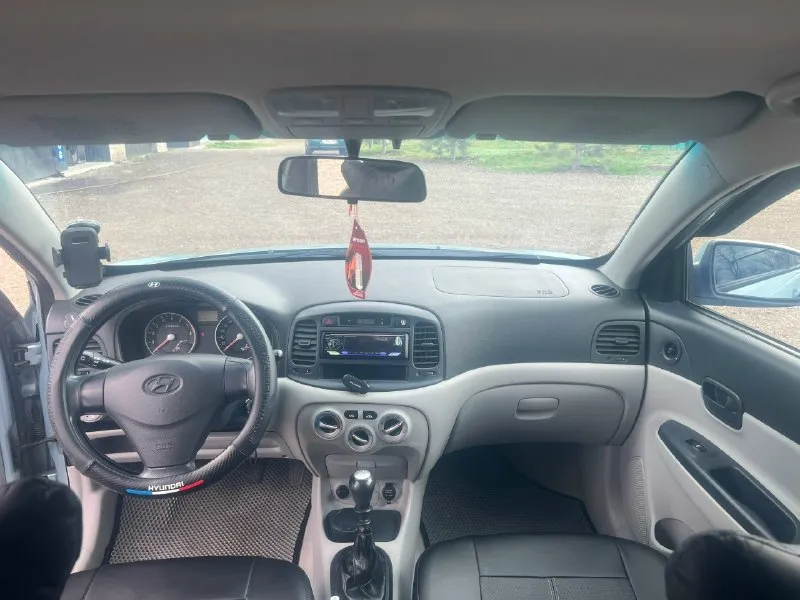 Продам hyundai accent 2007 года. машина в хорошем состоянии делать ничего не нужно. двигатель 1.4 16v, бензин работает отлично не дымит, масло не ест. за автомобиль не стыдно, пробег 155 тысяч. за машину не стыдно, ездила девушка. цена 650.000 тысяч. кому интересно звоните. +79494362173. стоит хорошая музыка, солон тоже в отличном состоянии. два комплекта резины лето/зима. 📞 звоните: +7(949)4362173 - фотография - 6
