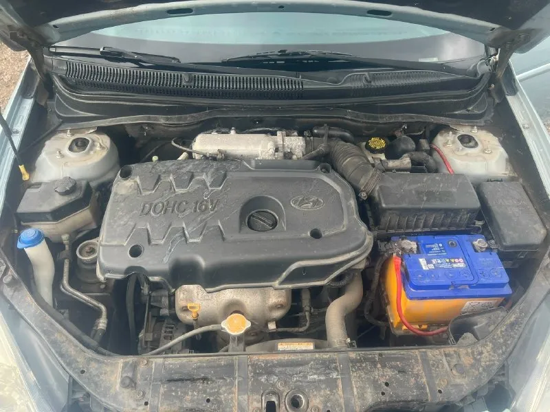 Продам hyundai accent 2007 года. машина в хорошем состоянии делать ничего не нужно. двигатель 1.4 16v, бензин работает отлично не дымит, масло не ест. за автомобиль не стыдно, пробег 155 тысяч. за машину не стыдно, ездила девушка. цена 650.000 тысяч. кому интересно звоните. +79494362173. стоит хорошая музыка, солон тоже в отличном состоянии. два комплекта резины лето/зима. 📞 звоните: +7(949)4362173 - фотография - 7