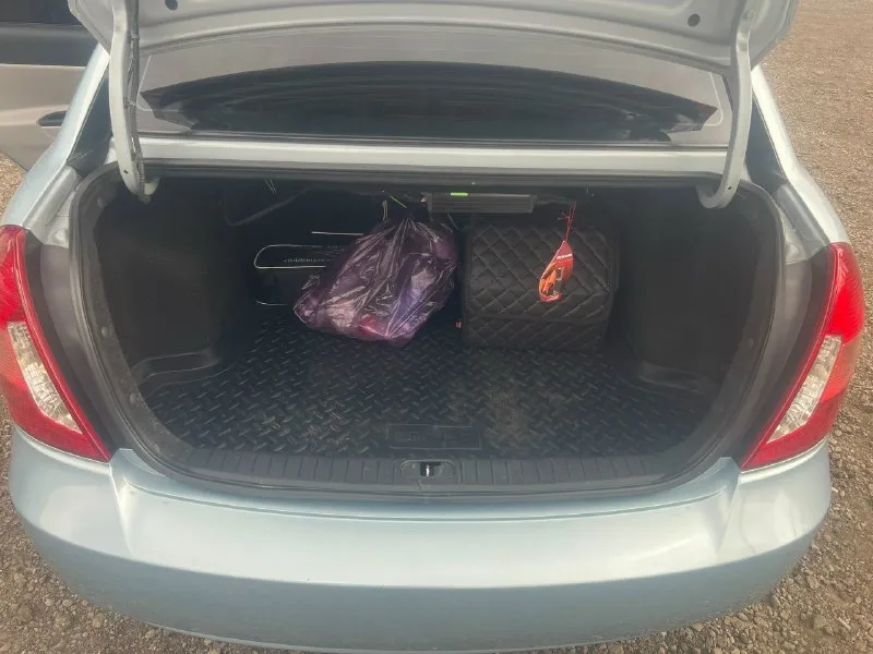 Продам hyundai accent 2007 года. машина в хорошем состоянии делать ничего не нужно. двигатель 1.4 16v, бензин работает отлично не дымит, масло не ест. за автомобиль не стыдно, пробег 155 тысяч. за машину не стыдно, ездила девушка. цена 650.000 тысяч. кому интересно звоните. +79494362173. стоит хорошая музыка, солон тоже в отличном состоянии. два комплекта резины лето/зима. 📞 звоните: +7(949)4362173 - фотография - 8