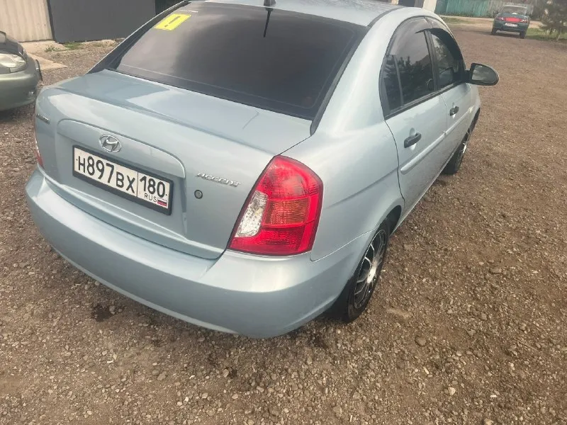 Продам hyundai accent 2007 года. машина в хорошем состоянии делать ничего не нужно. двигатель 1.4 16v, бензин работает отлично не дымит, масло не ест. за автомобиль не стыдно, пробег 155 тысяч. за машину не стыдно, ездила девушка. цена 650.000 тысяч. кому интересно звоните. +79494362173. стоит хорошая музыка, солон тоже в отличном состоянии. два комплекта резины лето/зима. 📞 звоните: +7(949)4362173 - фотография - 9