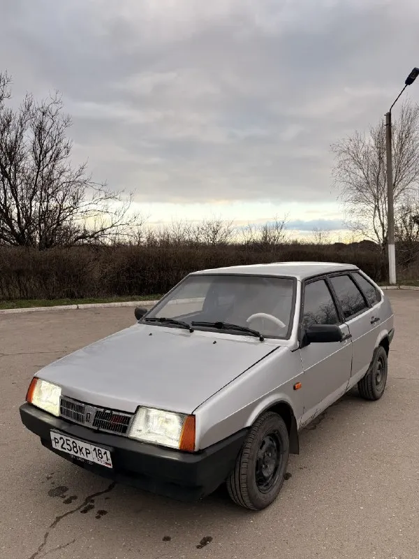 Продам ваз 2109 в нормальном, рабочем состоянии, 1989 год. техническая часть полностью обслужена! ходовая в отличном состоянии, без посторонних шумов. всё что нужно заменил, развал сделал. два комплекта колёс на хорошей резине, зимняя абсолютно новая. тормозная система полностью обслужена, все жидкости поменяны. по электрике работает всё до мелочей. всё открывается, закрывается. двигатель и коробка работают хорошо. ничего не дымит и не троит. коробка 5-ступка, все передачи включаются, ничего не выбивает и не хрустит. с документами полный порядок, я собственник, есть свежий техосмотр до конца года. все номера читаются, переоформление без проблем! по кузову есть моменты, на скорость не влияет. вся несущая часть целая, дно в адекватном состоянии. продаю по ненадобности, есть другой автомобиль. цена 125 тысяч рублей, реальному покупателю небольшой торг. как первая или рабочая машина подойдёт отлично. осмотр в алчевске. все вопросы по номеру +79595112111, если плохая связь, те 📞 звоните: +7(959)5112111 - фотография - 1