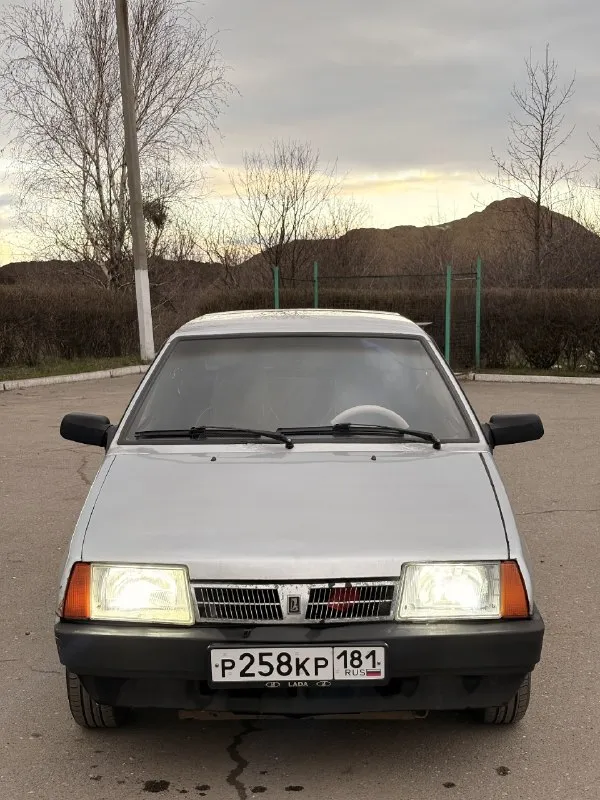 Продам ваз 2109 в нормальном, рабочем состоянии, 1989 год. техническая часть полностью обслужена! ходовая в отличном состоянии, без посторонних шумов. всё что нужно заменил, развал сделал. два комплекта колёс на хорошей резине, зимняя абсолютно новая. тормозная система полностью обслужена, все жидкости поменяны. по электрике работает всё до мелочей. всё открывается, закрывается. двигатель и коробка работают хорошо. ничего не дымит и не троит. коробка 5-ступка, все передачи включаются, ничего не выбивает и не хрустит. с документами полный порядок, я собственник, есть свежий техосмотр до конца года. все номера читаются, переоформление без проблем! по кузову есть моменты, на скорость не влияет. вся несущая часть целая, дно в адекватном состоянии. продаю по ненадобности, есть другой автомобиль. цена 125 тысяч рублей, реальному покупателю небольшой торг. как первая или рабочая машина подойдёт отлично. осмотр в алчевске. все вопросы по номеру +79595112111, если плохая связь, те 📞 звоните: +7(959)5112111 - фотография - 2