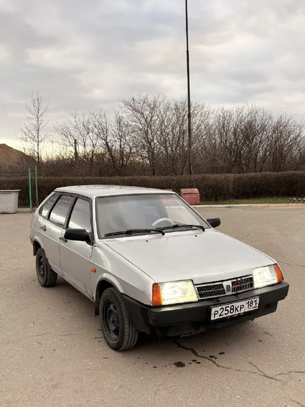 Продам ваз 2109 в нормальном, рабочем состоянии, 1989 год. техническая часть полностью обслужена! ходовая в отличном состоянии, без посторонних шумов. всё что нужно заменил, развал сделал. два комплекта колёс на хорошей резине, зимняя абсолютно новая. тормозная система полностью обслужена, все жидкости поменяны. по электрике работает всё до мелочей. всё открывается, закрывается. двигатель и коробка работают хорошо. ничего не дымит и не троит. коробка 5-ступка, все передачи включаются, ничего не выбивает и не хрустит. с документами полный порядок, я собственник, есть свежий техосмотр до конца года. все номера читаются, переоформление без проблем! по кузову есть моменты, на скорость не влияет. вся несущая часть целая, дно в адекватном состоянии. продаю по ненадобности, есть другой автомобиль. цена 125 тысяч рублей, реальному покупателю небольшой торг. как первая или рабочая машина подойдёт отлично. осмотр в алчевске. все вопросы по номеру +79595112111, если плохая связь, те 📞 звоните: +7(959)5112111 - фотография - 3