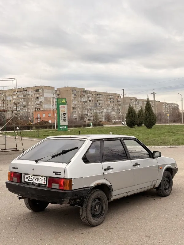 Продам ваз 2109 в нормальном, рабочем состоянии, 1989 год. техническая часть полностью обслужена! ходовая в отличном состоянии, без посторонних шумов. всё что нужно заменил, развал сделал. два комплекта колёс на хорошей резине, зимняя абсолютно новая. тормозная система полностью обслужена, все жидкости поменяны. по электрике работает всё до мелочей. всё открывается, закрывается. двигатель и коробка работают хорошо. ничего не дымит и не троит. коробка 5-ступка, все передачи включаются, ничего не выбивает и не хрустит. с документами полный порядок, я собственник, есть свежий техосмотр до конца года. все номера читаются, переоформление без проблем! по кузову есть моменты, на скорость не влияет. вся несущая часть целая, дно в адекватном состоянии. продаю по ненадобности, есть другой автомобиль. цена 125 тысяч рублей, реальному покупателю небольшой торг. как первая или рабочая машина подойдёт отлично. осмотр в алчевске. все вопросы по номеру +79595112111, если плохая связь, те 📞 звоните: +7(959)5112111 - фотография - 4