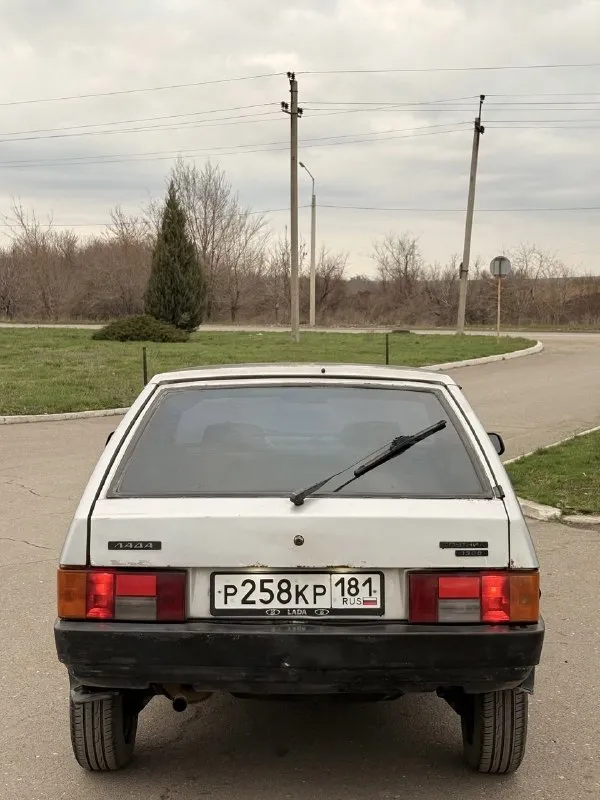 Продам ваз 2109 в нормальном, рабочем состоянии, 1989 год. техническая часть полностью обслужена! ходовая в отличном состоянии, без посторонних шумов. всё что нужно заменил, развал сделал. два комплекта колёс на хорошей резине, зимняя абсолютно новая. тормозная система полностью обслужена, все жидкости поменяны. по электрике работает всё до мелочей. всё открывается, закрывается. двигатель и коробка работают хорошо. ничего не дымит и не троит. коробка 5-ступка, все передачи включаются, ничего не выбивает и не хрустит. с документами полный порядок, я собственник, есть свежий техосмотр до конца года. все номера читаются, переоформление без проблем! по кузову есть моменты, на скорость не влияет. вся несущая часть целая, дно в адекватном состоянии. продаю по ненадобности, есть другой автомобиль. цена 125 тысяч рублей, реальному покупателю небольшой торг. как первая или рабочая машина подойдёт отлично. осмотр в алчевске. все вопросы по номеру +79595112111, если плохая связь, те 📞 звоните: +7(959)5112111 - фотография - 5