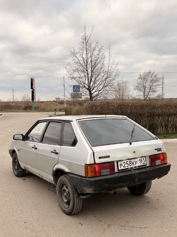 Продам ваз 2109 в нормальном, рабочем состоянии, 1989 год. техническая часть полностью обслужена! ходовая в отличном состоянии, без посторонних шумов. всё что нужно заменил, развал сделал. два комплекта колёс на хорошей резине, зимняя абсолютно новая. тормозная система полностью обслужена, все жидкости поменяны. по электрике работает всё до мелочей. всё открывается, закрывается. двигатель и коробка работают хорошо. ничего не дымит и не троит. коробка 5-ступка, все передачи включаются, ничего не выбивает и не хрустит. с документами полный порядок, я собственник, есть свежий техосмотр до конца года. все номера читаются, переоформление без проблем! по кузову есть моменты, на скорость не влияет. вся несущая часть целая, дно в адекватном состоянии. продаю по ненадобности, есть другой автомобиль. цена 125 тысяч рублей, реальному покупателю небольшой торг. как первая или рабочая машина подойдёт отлично. осмотр в алчевске. все вопросы по номеру +79595112111, если плохая связь, те 📞 звоните: +7(959)5112111 - фотография - 6