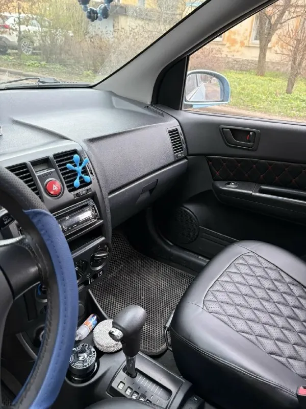 Hyundai гетц 2008 года, пробег 159тыс. 1.4 автомат. месяц назад полностью заменили все ремни, замена масел, новый бензонасос. новые оригинальные чехлы. кузов без ржавчины, сколов. салон ухоженный. сигнализация центурион с обратной связью, подогрев передних сидений, парктроники, электро регулировка зеркал и. т. д. машина без вложений я собственник. осмотр донецк цена 610т. р. не большой торг. +79493940701 📞 звоните: +7(949)3940701 - фотография - 6