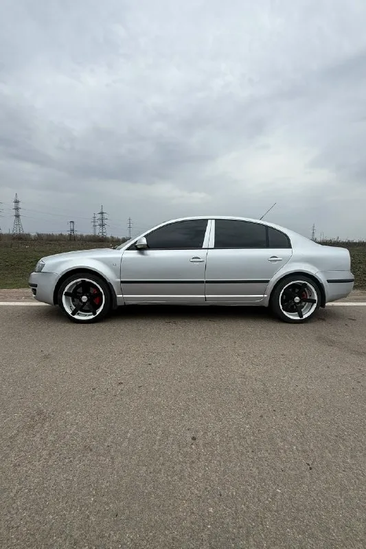 Продам skoda superb 2006 г. пробег 256т. 800.000₽ торг работает отлично по ходовой нареканий нет. черный потолок алькантара сиденья с пассат cc хорошая музыка, установлены би-лэд линзы вместо заводского ксенона газ евро 4. летние колеса r19 один сезон и зима в сборе r17. осмотр макеевка тел: +79493808848 telegram, max 📞 звоните: +7(949)3808848 - фотография - 1