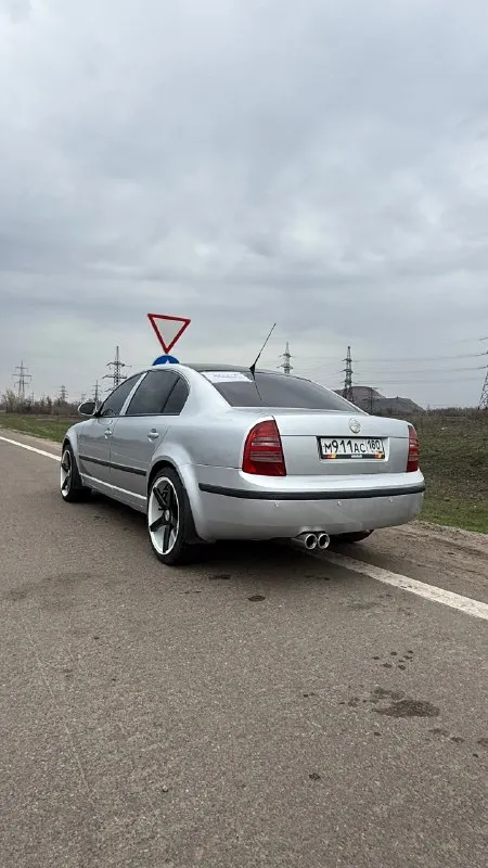 Продам skoda superb 2006 г. пробег 256т. 800.000₽ торг работает отлично по ходовой нареканий нет. черный потолок алькантара сиденья с пассат cc хорошая музыка, установлены би-лэд линзы вместо заводского ксенона газ евро 4. летние колеса r19 один сезон и зима в сборе r17. осмотр макеевка тел: +79493808848 telegram, max 📞 звоните: +7(949)3808848 - фотография - 2