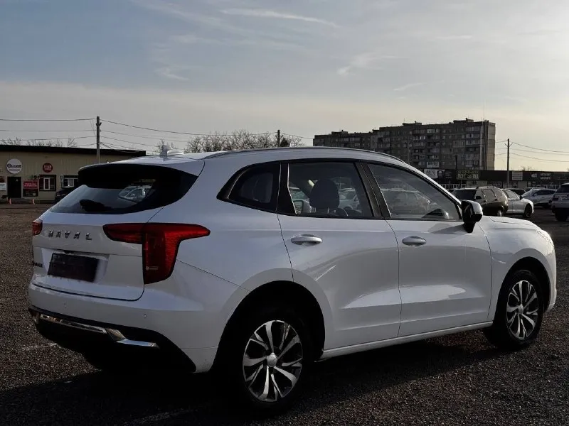 В продаже haval jolion. 2022 год. пробег 57500км. цвет белый перламутр. двигатель цепной 1,5. передний привод. коробка автоматическая. два ключа. комплектация элит: без ключевой доступ, кнопка старт стоп, круиз контроль, климат контроль, обогревы: руля, лобового, передних, задних сидений, датчик света, датчик дождя, лэд оптика, камера заднего вида, парктроники. диагностическая карта имеется. осмотр макеевка. цена 1 460 000р. торг приветствуется. возможен кредит. +79858725185 📲 tg: @svrchik 📞 звоните: +7(985)8725185 - фотография - 3
