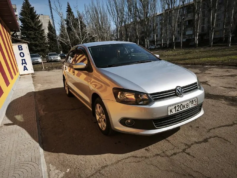 Продаю свое авто в отличном состоянии volkswagen поло на автомате! очень динамичный, комфортный и экономный авто! ✅ volkswagen polo 1.6 at 2012г ✅ пробег 120 тыс оригинальный самый надёжный двигатель мpi надёжная коробка автомат aisin 09g полностью обслужена (фильтр масло) авто без дтп, стекла родные 🔥 , акпп, ходовая, идеал. полностью обслужена, заменены масла фильтра, жидкости. комплектация: кондиционер, подогрев сидений, зеркал, abs, камера заднего вида, музыка, регистратор. ✅ новая летняя резина ✅ зимняя резина на дисках в комплекте смотреть в луганске от хозяина!!! 💰цена 950 +79590182009 +79590215655 📞 звоните: +7(959)0182009 - фотография - 1