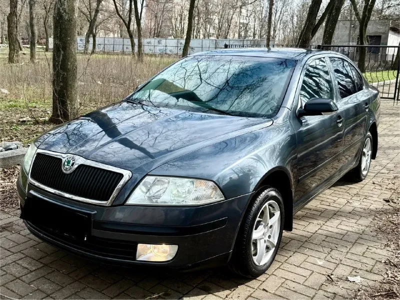 Продам skoda octavia a5 в отличном состояние! 2008 года! без вложений! двигатель 1.6 работает отлично! не дымит не троит! бодрый! пробег 238.000км! коробка не хрустит не выбивает! кулиса целая! по ходовой части без стуков! в салоне едет мягко комфортно! дно пороги целые! по кузову как на фото! кондиционер работает холодит! по документам оформление без проблем! 2 владельца! видеообзор по запросу могу скинуть! г. донецк! цена: 590.000т. р срочно! торг возможен реальному покупателю! номер: +79496441516 все интересующие вопросы по телефону! - фотография - 1