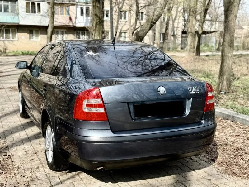 Продам skoda octavia a5 в отличном состояние! 2008 года! без вложений! двигатель 1.6 работает отлично! не дымит не троит! бодрый! пробег 238.000км! коробка не хрустит не выбивает! кулиса целая! по ходовой части без стуков! в салоне едет мягко комфортно! дно пороги целые! по кузову как на фото! кондиционер работает холодит! по документам оформление без проблем! 2 владельца! видеообзор по запросу могу скинуть! г. донецк! цена: 590.000т. р срочно! торг возможен реальному покупателю! номер: +79496441516 все интересующие вопросы по телефону! - фотография - 2
