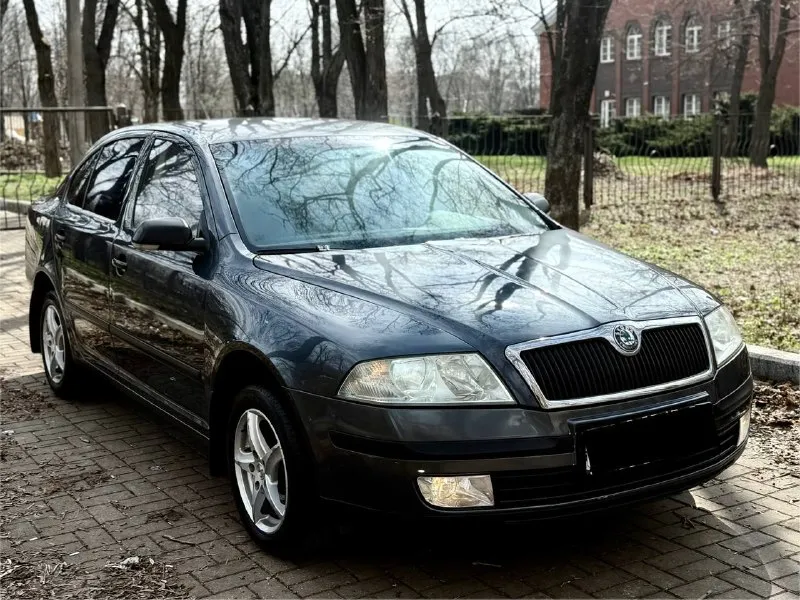 Продам skoda octavia a5 в отличном состояние! 2008 года! без вложений! двигатель 1.6 работает отлично! не дымит не троит! бодрый! пробег 238.000км! коробка не хрустит не выбивает! кулиса целая! по ходовой части без стуков! в салоне едет мягко комфортно! дно пороги целые! по кузову как на фото! кондиционер работает холодит! по документам оформление без проблем! 2 владельца! видеообзор по запросу могу скинуть! г. донецк! цена: 590.000т. р срочно! торг возможен реальному покупателю! номер: +79496441516 все интересующие вопросы по телефону! - фотография - 4