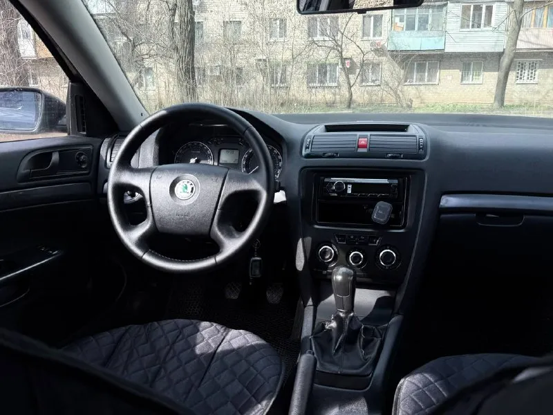 Продам skoda octavia a5 в отличном состояние! 2008 года! без вложений! двигатель 1.6 работает отлично! не дымит не троит! бодрый! пробег 238.000км! коробка не хрустит не выбивает! кулиса целая! по ходовой части без стуков! в салоне едет мягко комфортно! дно пороги целые! по кузову как на фото! кондиционер работает холодит! по документам оформление без проблем! 2 владельца! видеообзор по запросу могу скинуть! г. донецк! цена: 590.000т. р срочно! торг возможен реальному покупателю! номер: +79496441516 все интересующие вопросы по телефону! - фотография - 6