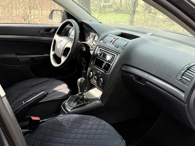 Продам skoda octavia a5 в отличном состояние! 2008 года! без вложений! двигатель 1.6 работает отлично! не дымит не троит! бодрый! пробег 238.000км! коробка не хрустит не выбивает! кулиса целая! по ходовой части без стуков! в салоне едет мягко комфортно! дно пороги целые! по кузову как на фото! кондиционер работает холодит! по документам оформление без проблем! 2 владельца! видеообзор по запросу могу скинуть! г. донецк! цена: 590.000т. р срочно! торг возможен реальному покупателю! номер: +79496441516 все интересующие вопросы по телефону! - фотография - 7