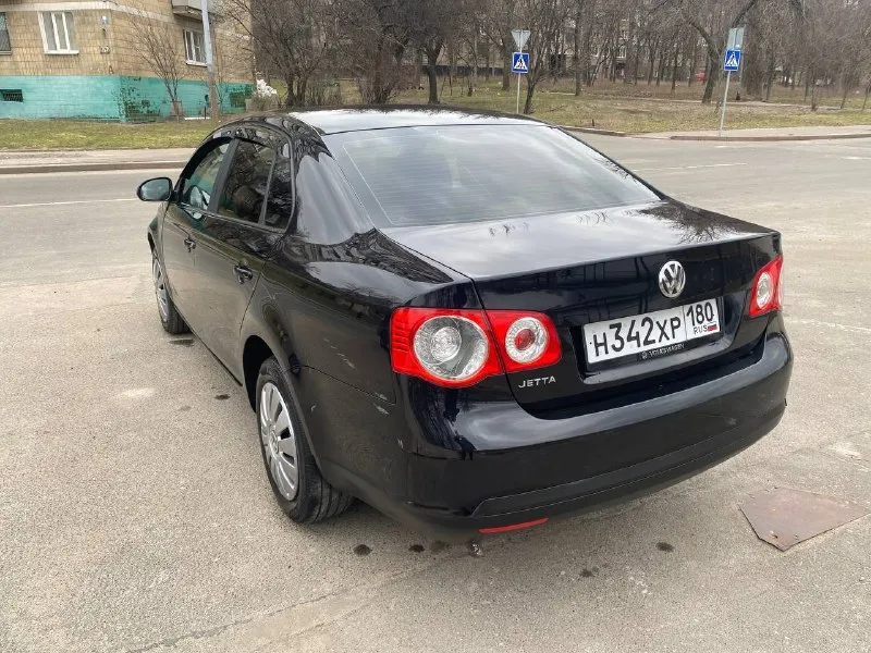 Volkswagen jetta-5 at 2007 год, официал, сервиска двигатель bse 1.6l. 102л. с работает ровно, течей нет акпп-6 ступенчатый полноценный автомат не пинает и не затягивает все стекла с лобовым родные ходовая обслужена, дно целое комплект грм с помпой, масло с фильтрами и свечи 7тыс кузов на фото, 4 окраса цена 715т. торг +79494159017 осмотр донецк, я собственник диагностическая карта есть комплектация с двухзонным климатом, подогревами сидений, 8 подушек безопасности, омыватель и корректор фар, полный электропакет, бортовой компьютер, электропривод и обогрев зеркал, датчики света и дождя, abs, ebd, bas, esp 2 комплекта ключей и ковриков 2 комплекта хорошей резины: лето - pirelli, зима yokohama - фотография - 2