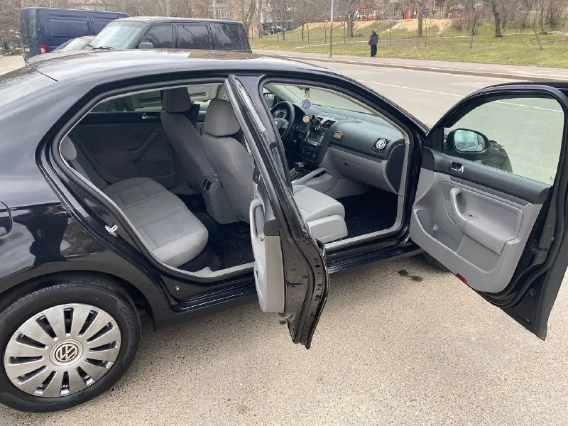 Volkswagen jetta-5 at 2007 год, официал, сервиска двигатель bse 1.6l. 102л. с работает ровно, течей нет акпп-6 ступенчатый полноценный автомат не пинает и не затягивает все стекла с лобовым родные ходовая обслужена, дно целое комплект грм с помпой, масло с фильтрами и свечи 7тыс кузов на фото, 4 окраса цена 715т. торг +79494159017 осмотр донецк, я собственник диагностическая карта есть комплектация с двухзонным климатом, подогревами сидений, 8 подушек безопасности, омыватель и корректор фар, полный электропакет, бортовой компьютер, электропривод и обогрев зеркал, датчики света и дождя, abs, ebd, bas, esp 2 комплекта ключей и ковриков 2 комплекта хорошей резины: лето - pirelli, зима yokohama - фотография - 5