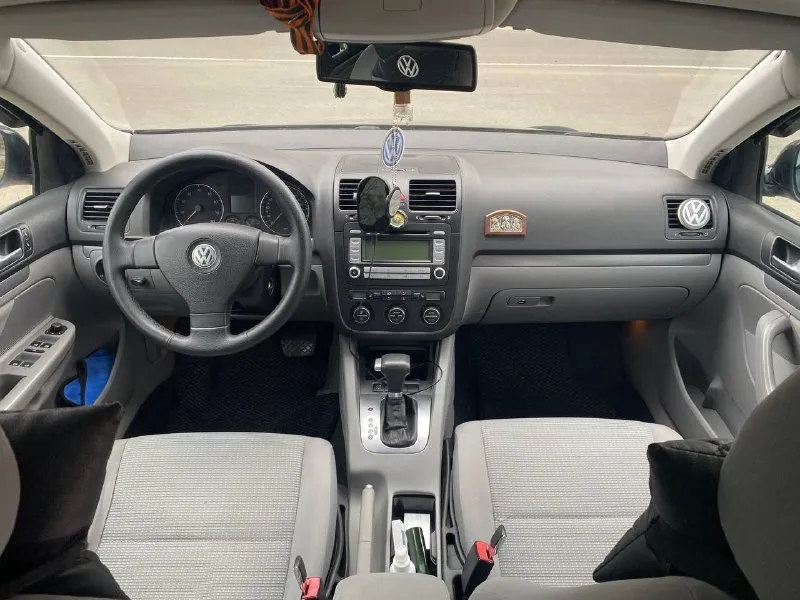Volkswagen jetta-5 at 2007 год, официал, сервиска двигатель bse 1.6l. 102л. с работает ровно, течей нет акпп-6 ступенчатый полноценный автомат не пинает и не затягивает все стекла с лобовым родные ходовая обслужена, дно целое комплект грм с помпой, масло с фильтрами и свечи 7тыс кузов на фото, 4 окраса цена 715т. торг +79494159017 осмотр донецк, я собственник диагностическая карта есть комплектация с двухзонным климатом, подогревами сидений, 8 подушек безопасности, омыватель и корректор фар, полный электропакет, бортовой компьютер, электропривод и обогрев зеркал, датчики света и дождя, abs, ebd, bas, esp 2 комплекта ключей и ковриков 2 комплекта хорошей резины: лето - pirelli, зима yokohama - фотография - 7