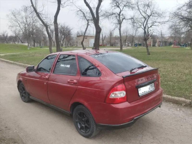 Срочно продам автомобиль приора хэтчбек в красивом цвете 2009 года в отличном состоянии ближе к идеалу ! без вложений сел поехал в любую точку мира! идеал 1.6.🐎 v.16 шеснар. 124 клапана не гнёт едет достойно по коробке все отлично по ходовой части все идеал едет как новый автомобиль в прямом смысле слова ! тачка реально достойная 🚀 в дтп не участвовала стекла все родные стаканы идеал в багажнике тоже все отлично новая резина салон в идеальном состоянии ! дно пороги идеал по документам полный порядок любой вид оформления сигнализация центральный замок титановые диски р14 подсветка дна. смотрится красиво 👍 установлена хорошая и качественная музыка усилитель сабвуфер играет 🔊 регулировка зеркал подогрев заднего стекла стекло подъемники гур в машину вложено очень много 💰 и сил за машину не стыдно приезжайте смотрите цена 305 торг хороший или обмен с вашей доплатой город донецк пишите 📲 tg: тимофей владимирович 📞 звоните: +7(949)5384974 - фотография - 1