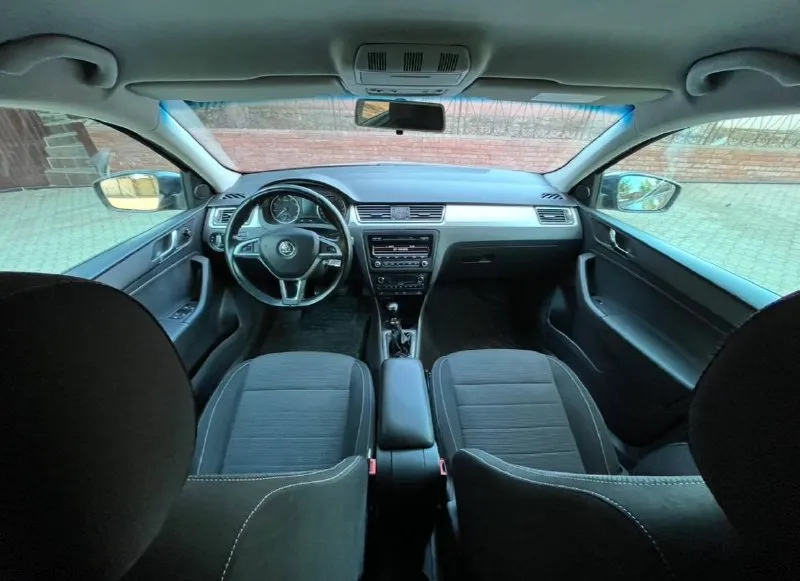 Skoda rapid без окрасов ! все стекла родные ! год 2015г кузов лифтбек мотор 1.6 бензиновый мрi (атмосферный) коробка механика 5ст. передний привод пробег 190.000 тыс. км (родной ) автотека зеленая 🧤 2 хозяин! комплектация климат контроль! подогрев сидений ! круиз контроль ! 4 эл. стеклоподъёмника ! бортовой компьютер ! обогрев заднего стекла! эл. зеркала с подогревом корректор фар! дхо! сигнализация ! би лэд в фарах! лэд птф! разъемы под aux usb! разъем 12v! магнитола bluetooth! мульти руль ! литые диски r15! 2 ключа ! ✅донецк. стоимость 980.000 тел. +7 (949)5905326 - фотография - 7