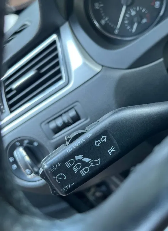 Skoda rapid без окрасов ! все стекла родные ! год 2015г кузов лифтбек мотор 1.6 бензиновый мрi (атмосферный) коробка механика 5ст. передний привод пробег 190.000 тыс. км (родной ) автотека зеленая 🧤 2 хозяин! комплектация климат контроль! подогрев сидений ! круиз контроль ! 4 эл. стеклоподъёмника ! бортовой компьютер ! обогрев заднего стекла! эл. зеркала с подогревом корректор фар! дхо! сигнализация ! би лэд в фарах! лэд птф! разъемы под aux usb! разъем 12v! магнитола bluetooth! мульти руль ! литые диски r15! 2 ключа ! ✅донецк. стоимость 980.000 тел. +7 (949)5905326 - фотография - 9