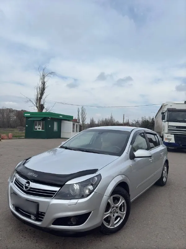 Opel astra h, 2008 г. самый надёжный и практичный 1.6 в связки с механикой в идеальном состоянии! официал! не пригон ( вся история автомобиля кристально чистая) без дтп, и без выплат кристально чистые документы! очень достойное состояние по кузову без косяков, весь ровный и привлекательный технически абсолютный идеал! без каких либо вложений надёжный комфортный, в идеальном состоянии (немец) ✅на самой максимальной комплектации cosmo люксовая комплектация, включавшая: климат-контроль вместо кондиционера; круиз-контроль; диски 16 дюймов; комбинированный материал салона; противотуманные фары; датчик дождя и датчик света. ✅также установлено- очень дорогая сигнализация дорогой автозапуск датчик парктроник датчик давление шин туманные фары( по мимо заводских) цена 640.000₽ торг/обмен звонить +7 (949) 563-98-77 📞 звоните: +7(949)5639877 - фотография - 1