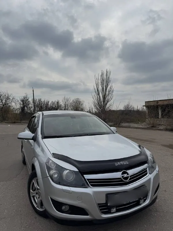 Opel astra h, 2008 г. самый надёжный и практичный 1.6 в связки с механикой в идеальном состоянии! официал! не пригон ( вся история автомобиля кристально чистая) без дтп, и без выплат кристально чистые документы! очень достойное состояние по кузову без косяков, весь ровный и привлекательный технически абсолютный идеал! без каких либо вложений надёжный комфортный, в идеальном состоянии (немец) ✅на самой максимальной комплектации cosmo люксовая комплектация, включавшая: климат-контроль вместо кондиционера; круиз-контроль; диски 16 дюймов; комбинированный материал салона; противотуманные фары; датчик дождя и датчик света. ✅также установлено- очень дорогая сигнализация дорогой автозапуск датчик парктроник датчик давление шин туманные фары( по мимо заводских) цена 640.000₽ торг/обмен звонить +7 (949) 563-98-77 📞 звоните: +7(949)5639877 - фотография - 2