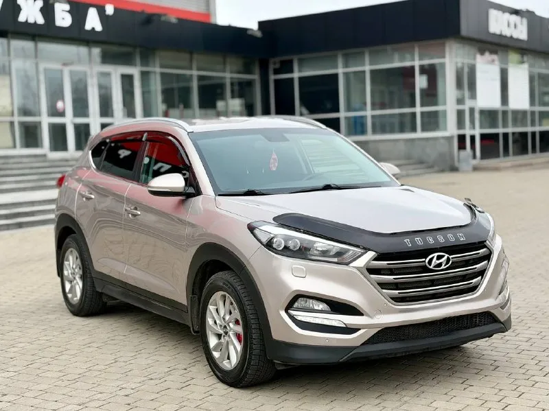 Hyundai tucson официал!! 2017г в эксфолиации, 2,0 бензин автомат автомобиль в очень хорошем состоянии! в максимальной комплектации! есть все для комфортного вождения!! салон кожа, подогрев сидений передних и задних, камера заднего вида, большой монитор, парктроники перед зад, климат-контроль, круиз - контроль, старт/стоп, без ключевой доступ, мульти руль, авто свет, датчик дождя, и многое другое…. автомобиль действительно очень хороший и ухоженный!!! два комплекта резины! с документами полный порядок!!!! переоформление в мрэо!! диагностическая карта есть! техосмотр не нужен!!! цена 1.899₽ все вопросы по тел +79495722131 📲 tg: дмитрий 📞 звоните: +7(949)5722131 - фотография - 1