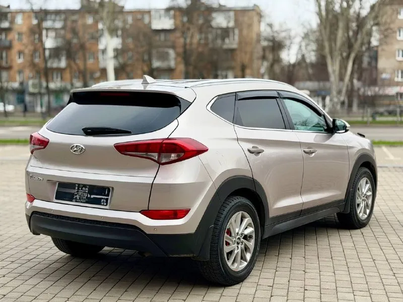 Hyundai tucson официал!! 2017г в эксфолиации, 2,0 бензин автомат автомобиль в очень хорошем состоянии! в максимальной комплектации! есть все для комфортного вождения!! салон кожа, подогрев сидений передних и задних, камера заднего вида, большой монитор, парктроники перед зад, климат-контроль, круиз - контроль, старт/стоп, без ключевой доступ, мульти руль, авто свет, датчик дождя, и многое другое…. автомобиль действительно очень хороший и ухоженный!!! два комплекта резины! с документами полный порядок!!!! переоформление в мрэо!! диагностическая карта есть! техосмотр не нужен!!! цена 1.899₽ все вопросы по тел +79495722131 📲 tg: дмитрий 📞 звоните: +7(949)5722131 - фотография - 6