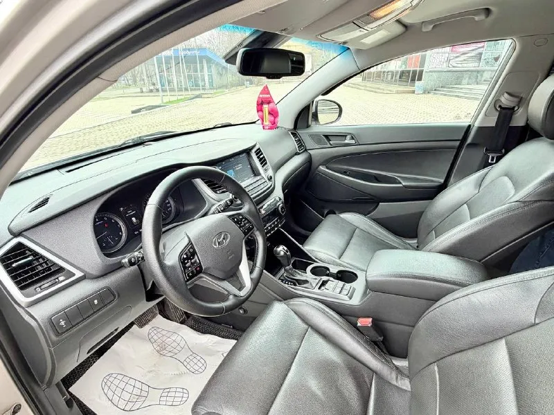 Hyundai tucson официал!! 2017г в эксфолиации, 2,0 бензин автомат автомобиль в очень хорошем состоянии! в максимальной комплектации! есть все для комфортного вождения!! салон кожа, подогрев сидений передних и задних, камера заднего вида, большой монитор, парктроники перед зад, климат-контроль, круиз - контроль, старт/стоп, без ключевой доступ, мульти руль, авто свет, датчик дождя, и многое другое…. автомобиль действительно очень хороший и ухоженный!!! два комплекта резины! с документами полный порядок!!!! переоформление в мрэо!! диагностическая карта есть! техосмотр не нужен!!! цена 1.899₽ все вопросы по тел +79495722131 📲 tg: дмитрий 📞 звоните: +7(949)5722131 - фотография - 9