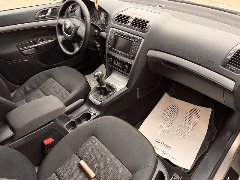 Продам skoda octavia a5 рейсталинг 1.6 бензин год выпуска 2010 состояние идеальное. без рыжиков сервисные книги. вложений не требует! 2 владельца за все время! любое оформление! салон не затертый не порваный резина хорошая летняя авто полностью обслужена до мелочей работает ровно. коробка переключает идеально климат контроль работает кондиционер так же работает все жидкости заменены! стекла все родные каждая кнопка работает) цена 780-000₽ торг реальным покупателям! +7-949-794-46-27 остольные вопросы по телефону звоните в любое время. 📲 tg: евгений 📞 звоните: +7(949)7944627 - фотография - 10