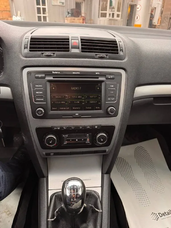 Продам skoda octavia a5 рейсталинг 1.6 бензин год выпуска 2010 состояние идеальное. без рыжиков сервисные книги. вложений не требует! 2 владельца за все время! любое оформление! салон не затертый не порваный резина хорошая летняя авто полностью обслужена до мелочей работает ровно. коробка переключает идеально климат контроль работает кондиционер так же работает все жидкости заменены! стекла все родные каждая кнопка работает) цена 780-000₽ торг реальным покупателям! +7-949-794-46-27 остольные вопросы по телефону звоните в любое время. 📲 tg: евгений 📞 звоните: +7(949)7944627 - фотография - 7