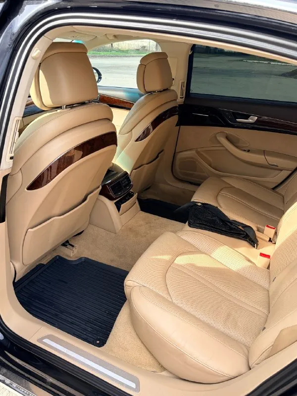 Здравствуйте, продам audi a8 2012 год, 4.2 бензин, машина в отличном состоянии! двигатель полностью обслужен, не шумит и масло не ест. автомат в идеальном состоянии, пневма и ходовая обслужена. полный привод, вся в заводской краске, все подушки и железо заводское. лонг версия. салон в идеальном состоянии, жирная комплектация: доводчики дверей, капитан сидения, эл. регулировка всех сидений, обдувы, обогревы, памяти, люк и очень много другого, вообщем сел и поехал, цена 1.620.000руб (цена без номеров, с номерами договорная) хорошим людям торг у капота! номер +7 (949) 579-95-06 телеграмм +79860071307 📞 звоните: +7(949)5799506 - фотография - 7