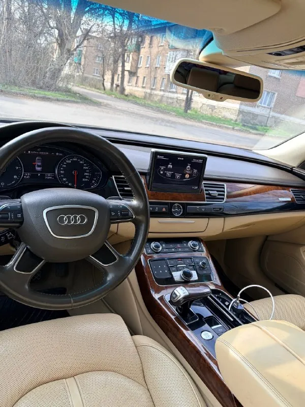 Здравствуйте, продам audi a8 2012 год, 4.2 бензин, машина в отличном состоянии! двигатель полностью обслужен, не шумит и масло не ест. автомат в идеальном состоянии, пневма и ходовая обслужена. полный привод, вся в заводской краске, все подушки и железо заводское. лонг версия. салон в идеальном состоянии, жирная комплектация: доводчики дверей, капитан сидения, эл. регулировка всех сидений, обдувы, обогревы, памяти, люк и очень много другого, вообщем сел и поехал, цена 1.620.000руб (цена без номеров, с номерами договорная) хорошим людям торг у капота! номер +7 (949) 579-95-06 телеграмм +79860071307 📞 звоните: +7(949)5799506 - фотография - 9