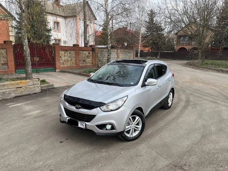 Hyundai ix35 sls год выпуска: 2011 пробег: 204 000 км (родной пробег ) двигатель: 2.0 бензин коробка передач: автомат привод: полный учет: местный все стекла родные ! автомобиль полностью обслужен, включая шлицы полного привода и панорамную крышу. двигатель в идеальном состоянии, без задиров. максимальная комплектация. особенности и оборудование: • панорамная крыша • бесключевой доступ и запуск двигателя с кнопки start-stop • родной кожаный салон • аудиосистема hannibal sounds (6 колонок, сабвуфер в штатном месте) • камера заднего вида full hd и парктроники • gps-навигация • hands-free bluetooth с управлением на руле • круиз-контроль и система спуска с горы • блокировка дифференциала • датчики света и дождя • обогрев сидений (4 зоны) • двухзонный климат-контроль • gsm-сигнализация с автозапуском • два комплекта резины автомобиль готов к осмотру в донецке. прилег техосмотр ! цена: 1 290 000 руб. возможен торг телефон для 📲 tg: sss$ 📞 звоните: +7(949)5905326 - фотография - 1