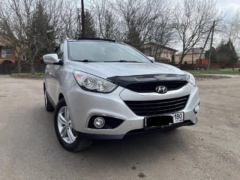 Hyundai ix35 sls год выпуска: 2011 пробег: 204 000 км (родной пробег ) двигатель: 2.0 бензин коробка передач: автомат привод: полный учет: местный все стекла родные ! автомобиль полностью обслужен, включая шлицы полного привода и панорамную крышу. двигатель в идеальном состоянии, без задиров. максимальная комплектация. особенности и оборудование: • панорамная крыша • бесключевой доступ и запуск двигателя с кнопки start-stop • родной кожаный салон • аудиосистема hannibal sounds (6 колонок, сабвуфер в штатном месте) • камера заднего вида full hd и парктроники • gps-навигация • hands-free bluetooth с управлением на руле • круиз-контроль и система спуска с горы • блокировка дифференциала • датчики света и дождя • обогрев сидений (4 зоны) • двухзонный климат-контроль • gsm-сигнализация с автозапуском • два комплекта резины автомобиль готов к осмотру в донецке. прилег техосмотр ! цена: 1 290 000 руб. возможен торг телефон для 📲 tg: sss$ 📞 звоните: +7(949)5905326 - фотография - 4