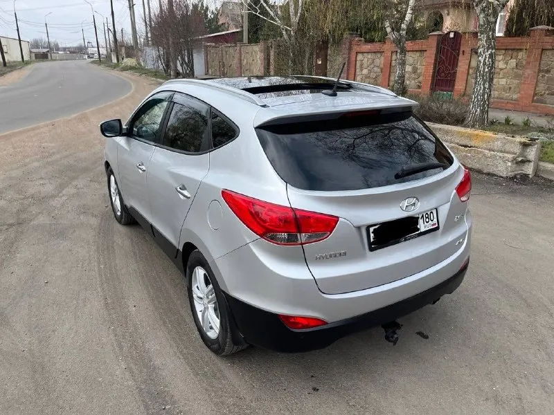 Hyundai ix35 sls год выпуска: 2011 пробег: 204 000 км (родной пробег ) двигатель: 2.0 бензин коробка передач: автомат привод: полный учет: местный все стекла родные ! автомобиль полностью обслужен, включая шлицы полного привода и панорамную крышу. двигатель в идеальном состоянии, без задиров. максимальная комплектация. особенности и оборудование: • панорамная крыша • бесключевой доступ и запуск двигателя с кнопки start-stop • родной кожаный салон • аудиосистема hannibal sounds (6 колонок, сабвуфер в штатном месте) • камера заднего вида full hd и парктроники • gps-навигация • hands-free bluetooth с управлением на руле • круиз-контроль и система спуска с горы • блокировка дифференциала • датчики света и дождя • обогрев сидений (4 зоны) • двухзонный климат-контроль • gsm-сигнализация с автозапуском • два комплекта резины автомобиль готов к осмотру в донецке. прилег техосмотр ! цена: 1 290 000 руб. возможен торг телефон для 📲 tg: sss$ 📞 звоните: +7(949)5905326 - фотография - 7
