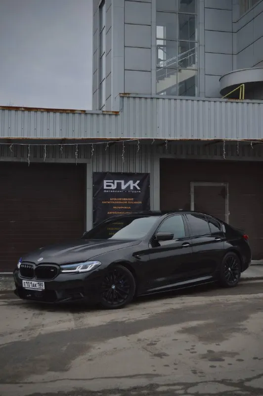 Срочная продажа bmw 5 g30 530d xdrive переодета в м5ф90 комплектация м sport pro: m тормоза м подвеска сидения с вентиляцией задние сидения с подогревом черный потолок кожа наппа память сидений парктроники камера заднего вида ассистент парковки 3 ключа один из них смарт, в комплекте 18 оригинальные диски на хорошей зимней резине. по автомобилю были два дтп одно по морде, одно по задней части, оба дтп без изменения геометрии кузова, подушки целые, есть вторичный окрас (передние крылья и капот так как она переодета, и заднее левое крыло частично и край крышки багажника) рассмотрю варианты обмена. в машине работает каждая кнопочка и функция. цена:3.500.000 телефон : +79496177917 - фотография - 2
