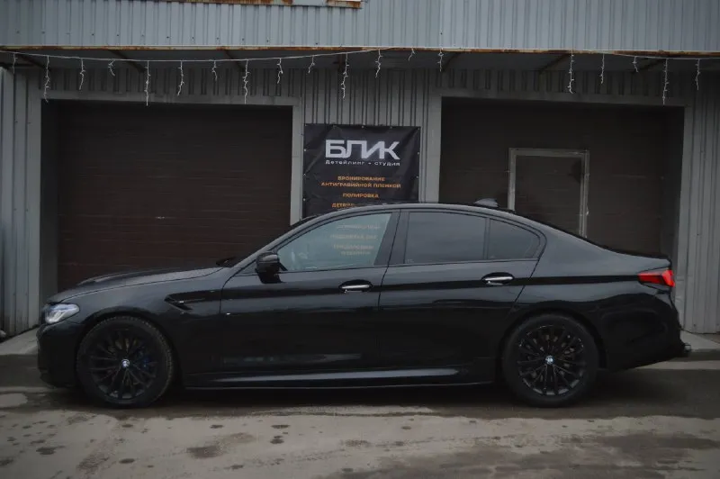 Срочная продажа bmw 5 g30 530d xdrive переодета в м5ф90 комплектация м sport pro: m тормоза м подвеска сидения с вентиляцией задние сидения с подогревом черный потолок кожа наппа память сидений парктроники камера заднего вида ассистент парковки 3 ключа один из них смарт, в комплекте 18 оригинальные диски на хорошей зимней резине. по автомобилю были два дтп одно по морде, одно по задней части, оба дтп без изменения геометрии кузова, подушки целые, есть вторичный окрас (передние крылья и капот так как она переодета, и заднее левое крыло частично и край крышки багажника) рассмотрю варианты обмена. в машине работает каждая кнопочка и функция. цена:3.500.000 телефон : +79496177917 - фотография - 5