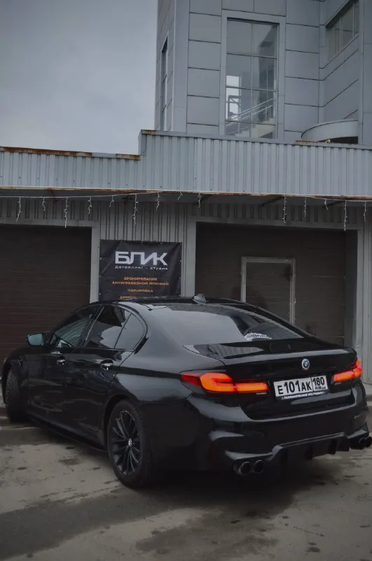 Срочная продажа bmw 5 g30 530d xdrive переодета в м5ф90 комплектация м sport pro: m тормоза м подвеска сидения с вентиляцией задние сидения с подогревом черный потолок кожа наппа память сидений парктроники камера заднего вида ассистент парковки 3 ключа один из них смарт, в комплекте 18 оригинальные диски на хорошей зимней резине. по автомобилю были два дтп одно по морде, одно по задней части, оба дтп без изменения геометрии кузова, подушки целые, есть вторичный окрас (передние крылья и капот так как она переодета, и заднее левое крыло частично и край крышки багажника) рассмотрю варианты обмена. в машине работает каждая кнопочка и функция. цена:3.500.000 телефон : +79496177917 - фотография - 6