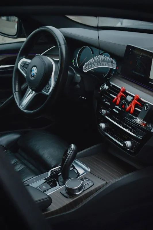 Срочная продажа bmw 5 g30 530d xdrive переодета в м5ф90 комплектация м sport pro: m тормоза м подвеска сидения с вентиляцией задние сидения с подогревом черный потолок кожа наппа память сидений парктроники камера заднего вида ассистент парковки 3 ключа один из них смарт, в комплекте 18 оригинальные диски на хорошей зимней резине. по автомобилю были два дтп одно по морде, одно по задней части, оба дтп без изменения геометрии кузова, подушки целые, есть вторичный окрас (передние крылья и капот так как она переодета, и заднее левое крыло частично и край крышки багажника) рассмотрю варианты обмена. в машине работает каждая кнопочка и функция. цена:3.500.000 телефон : +79496177917 - фотография - 9