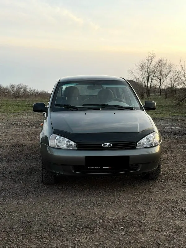 Lada kalina 2011г 64.000км пробега ( родной, везде отслеживается) 8 клапанный 1.6 надежный двигатель, естественно не жрет масло вообще, работает идеально. коробка так же, ничего не воет, не хрустит и тд. красивый серый с зеленым оттенком цвет, по кузову рыжиков нет, вмятин тоже за исключением крышки багажника, есть чуть чуть, если заморочиться можно вытянуть без покраски, сколов практически нет. салон в отличном состоянии, чистый, не прокуренный. вся электрика рабочая. пороги, дно, стаканы, низа дверей, все в идеальном заводском состоянии. с документами никаких проблем, переоформление возможно сразу, тех осмотр пройден, диагностическая карта на руках! цена: 350.000₽ осмотр г. снежное тел. +79497007777 кто из далека пишите в телеграм скину видео, заснял все более подробно. 📞 🇷🇺 звоните: +79497007777 - фотография - 1