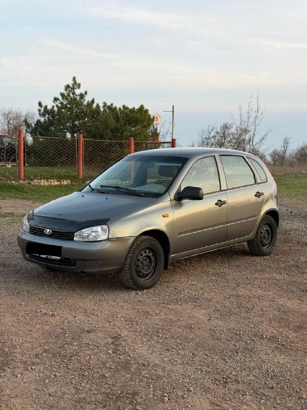 Lada kalina 2011г 64.000км пробега ( родной, везде отслеживается) 8 клапанный 1.6 надежный двигатель, естественно не жрет масло вообще, работает идеально. коробка так же, ничего не воет, не хрустит и тд. красивый серый с зеленым оттенком цвет, по кузову рыжиков нет, вмятин тоже за исключением крышки багажника, есть чуть чуть, если заморочиться можно вытянуть без покраски, сколов практически нет. салон в отличном состоянии, чистый, не прокуренный. вся электрика рабочая. пороги, дно, стаканы, низа дверей, все в идеальном заводском состоянии. с документами никаких проблем, переоформление возможно сразу, тех осмотр пройден, диагностическая карта на руках! цена: 350.000₽ осмотр г. снежное тел. +79497007777 кто из далека пишите в телеграм скину видео, заснял все более подробно. 📞 🇷🇺 звоните: +79497007777 - фотография - 2