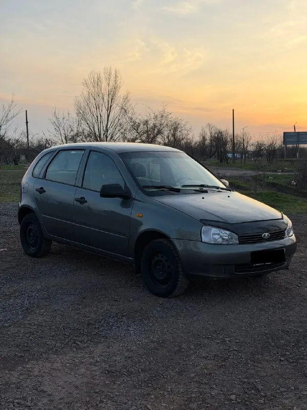 Lada kalina 2011г 64.000км пробега ( родной, везде отслеживается) 8 клапанный 1.6 надежный двигатель, естественно не жрет масло вообще, работает идеально. коробка так же, ничего не воет, не хрустит и тд. красивый серый с зеленым оттенком цвет, по кузову рыжиков нет, вмятин тоже за исключением крышки багажника, есть чуть чуть, если заморочиться можно вытянуть без покраски, сколов практически нет. салон в отличном состоянии, чистый, не прокуренный. вся электрика рабочая. пороги, дно, стаканы, низа дверей, все в идеальном заводском состоянии. с документами никаких проблем, переоформление возможно сразу, тех осмотр пройден, диагностическая карта на руках! цена: 350.000₽ осмотр г. снежное тел. +79497007777 кто из далека пишите в телеграм скину видео, заснял все более подробно. 📞 🇷🇺 звоните: +79497007777 - фотография - 4
