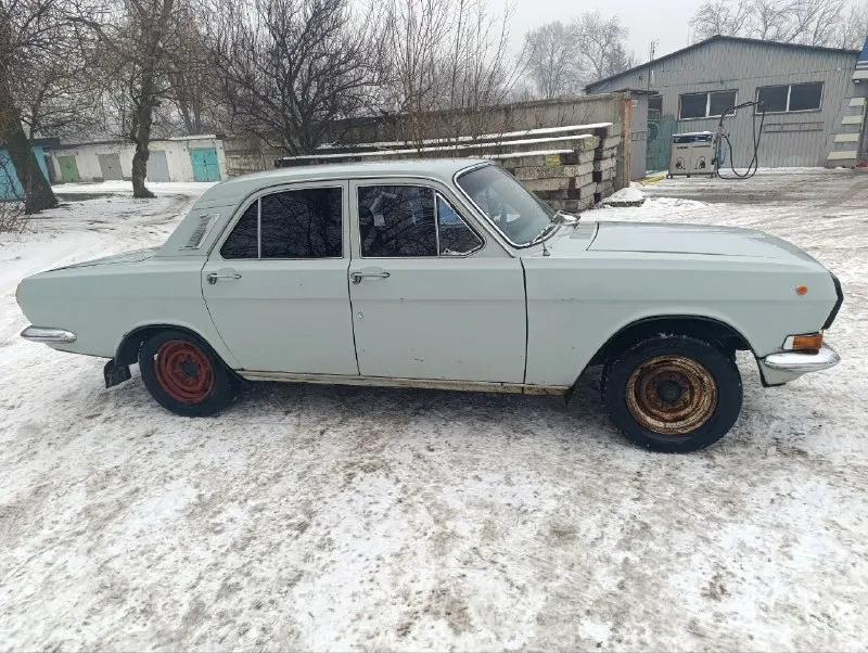Продам волгу газ 24, объем двигателя 2,4 литра, год выпуска 1985, пробег родной 87 тыс. , по металлу живая, на полном ходу, резина новая, но только летняя, документы порядок, полное переоформление, подробнее по телефону +79490478170 цену вижу 150 с торгом 📲 tg: алексей "сыч" 📞 звоните: +7(949)0478170 - фотография - 2